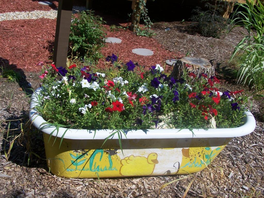 Bathtub-kids-flower-garden 10 Fascinating and Unique Ideas for Portable Gardens