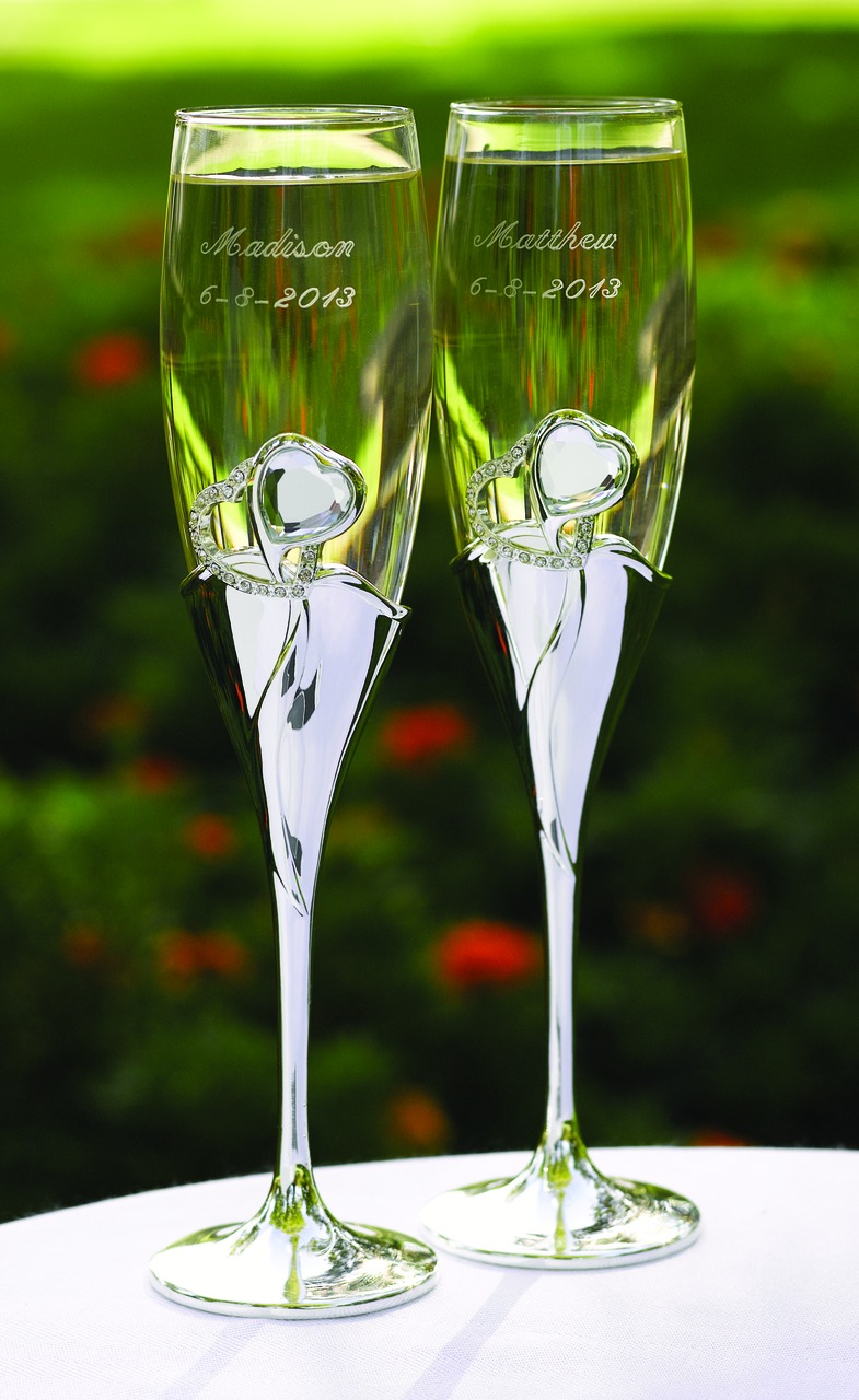 20 unique wedding giveaways ideas 112 Bling Hearts Flutes