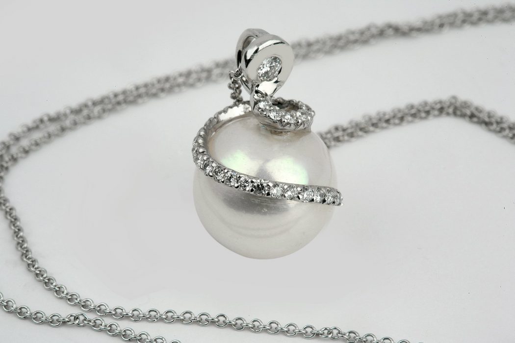 Photo-pearl-pendant The Best Jewelry Pieces That Women Like