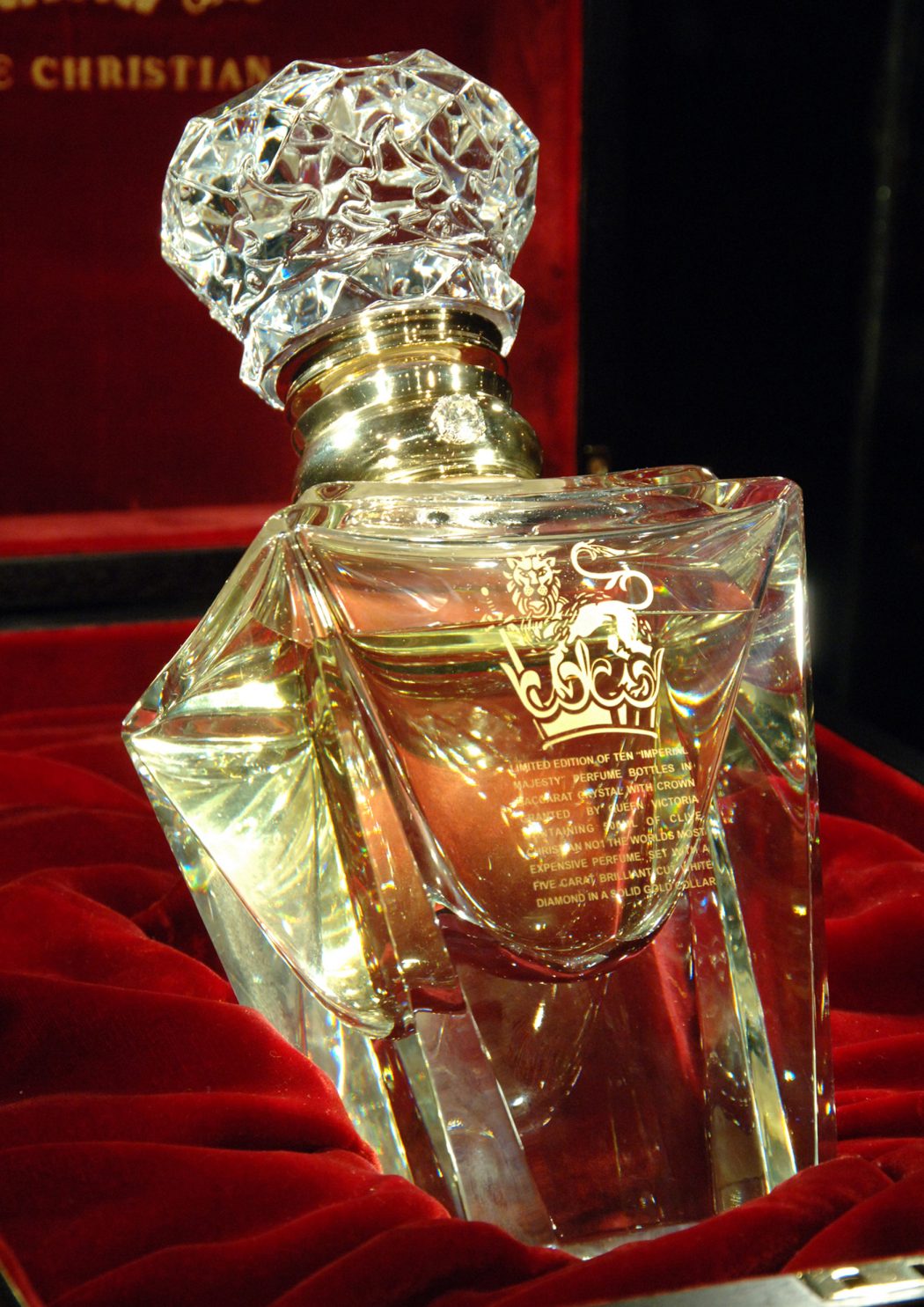 clive christian no-1 perfume imperial majesty edition closeup