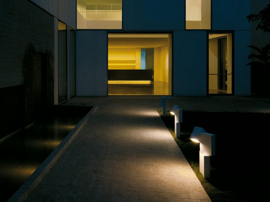 lightened-path-to-entrance-in-the-garden LEDs 10 uses in Architecture