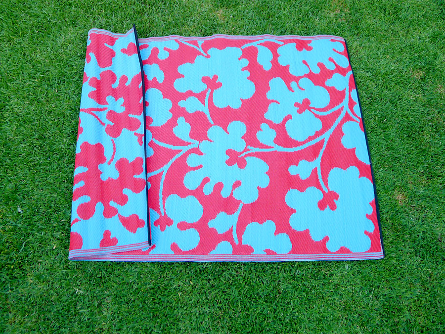 the small outdoor rugs