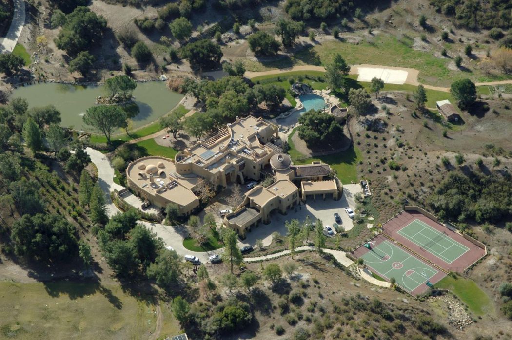 This massive compound belongs to actor Will Smith and wife Jada Pinkett-Smith
