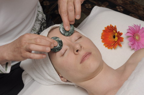 6 Ways Of Treatment By Stones And Jewelry 9 Cloud-9-Facial-Massage