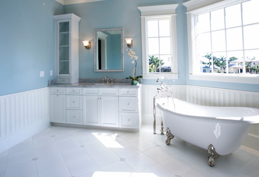 Luxurious-Bathroom-Ideas-in-Pure-White Fabulous And Stunning Colorful Bathrooms to Renew Yours