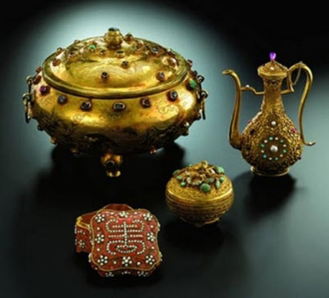 Ming Dynasty Gold Tripod Vessel