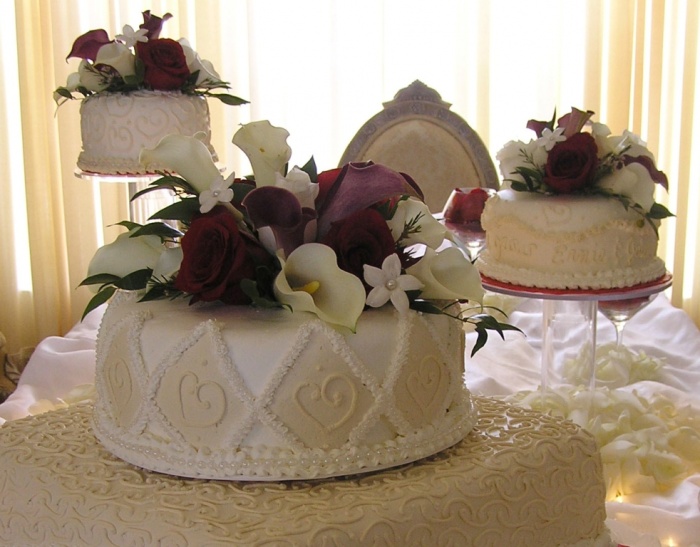 50 Mouthwatering and Wonderful Wedding Cakes 29 Champagne-White-and-Burgundy-Wedding-Cake-UP-CLOSE