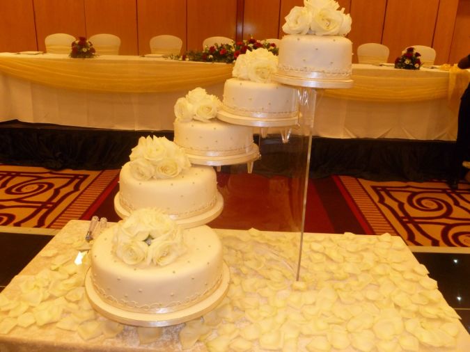 Lovely-wedding-cake-idea-by-PJR-wedding-cakes-1024x768