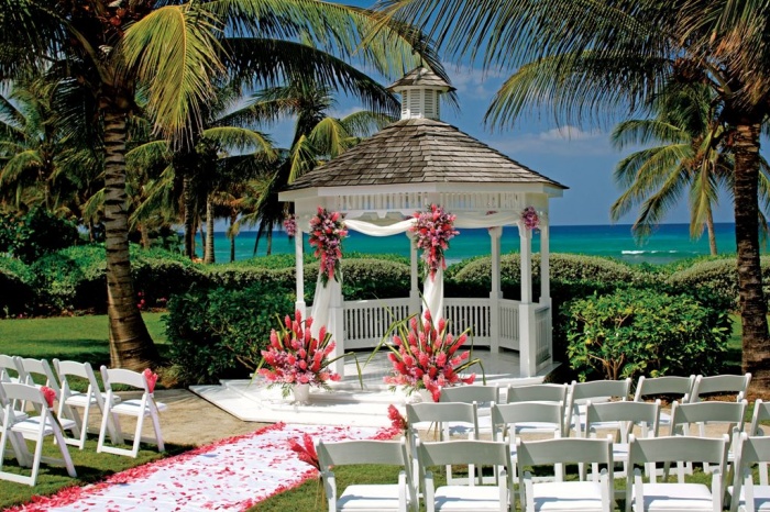 Dazzling and Stunning Outdoor Wedding Decorations 11 beach.