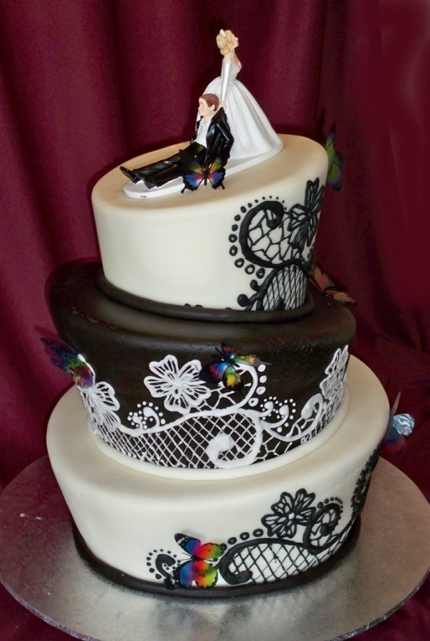 50 Mouthwatering and Wonderful Wedding Cakes 42 black and white butterfly1