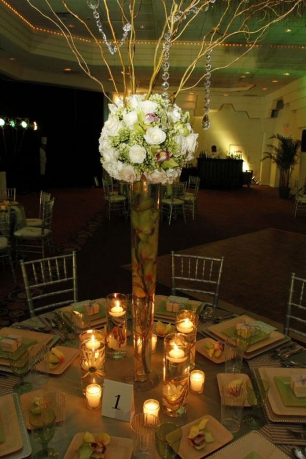garden-wedding-reception-green-natural-wood-gold-tablescape-high-topiari-centerpiece__full 50 Fabulous and Breathtaking Wedding Centerpieces