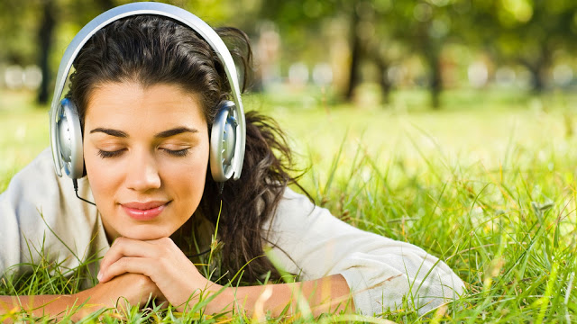 girl_listening_music