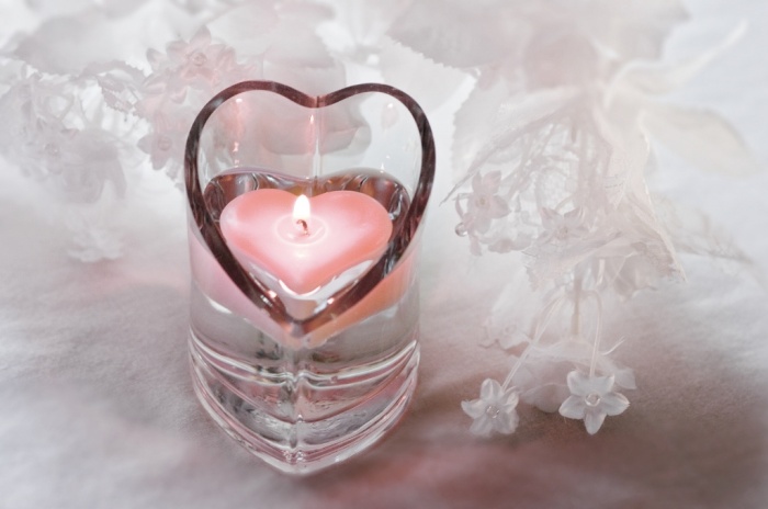 heart-glass-pink 50 Fabulous and Breathtaking Wedding Centerpieces