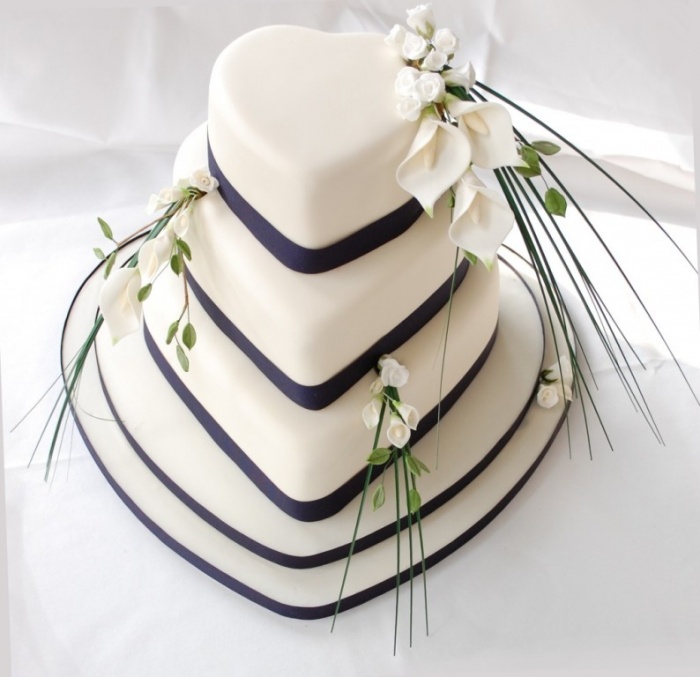 heart-wedding-cake 50 Mouthwatering and Wonderful Wedding Cakes