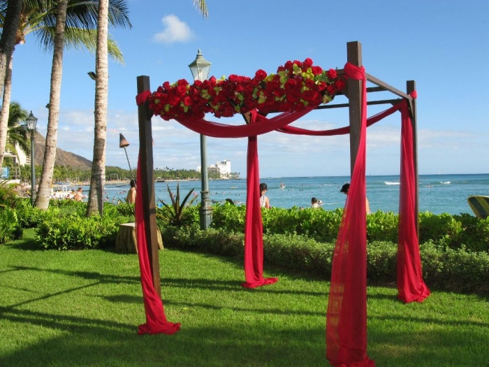 hemingways-wooden-arbor-decor Dazzling and Stunning Outdoor Wedding Decorations
