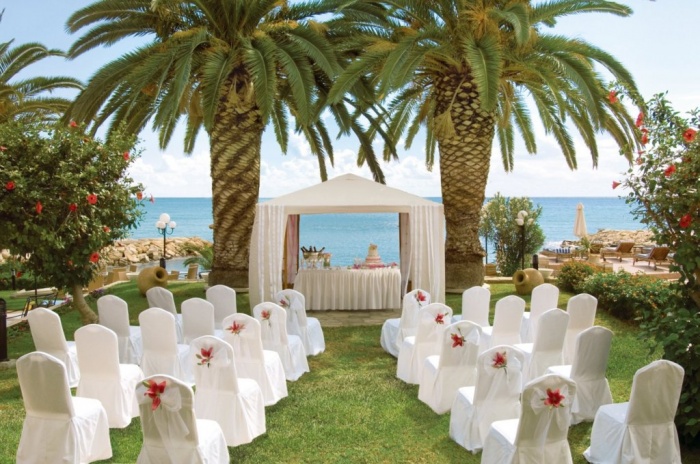 Dazzling and Stunning Outdoor Wedding Decorations 3 louis_apollonia_beach_hotel_limassol_cyprus_garden_wedding