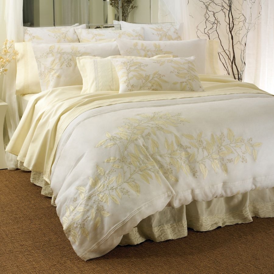 luxury-bedding-set-with-pretty-bright-bed-for-2013-design-guide Modern Designs Of Luxurious Bed Sheets