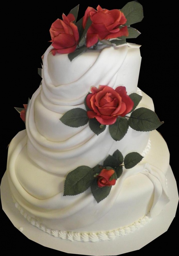 red-roses 50 Mouthwatering and Wonderful Wedding Cakes