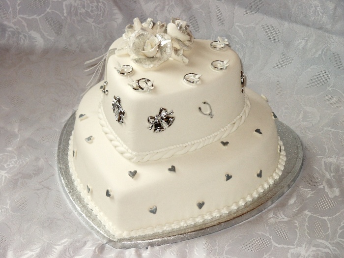 silver-wedding-cake 50 Mouthwatering and Wonderful Wedding Cakes