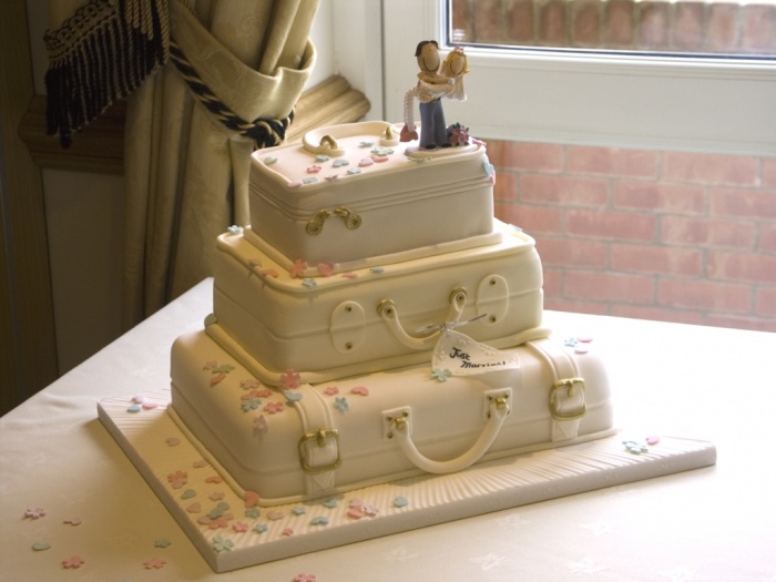 suitcase_wedding_cake 50 Mouthwatering and Wonderful Wedding Cakes