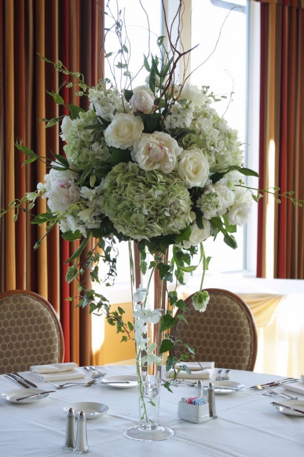 tall-centerpiece 50 Fabulous and Breathtaking Wedding Centerpieces