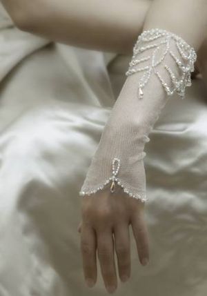 35 Elegant Design Of Bridal Gloves And Tips On Wearing It In Your Wedding 34 6a0120a65f64b9970c0133ed06a473970b-300wi