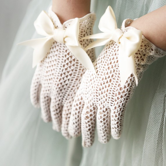 35 Elegant Design Of Bridal Gloves And Tips On Wearing It In Your Wedding 25 Etsy-bridal-gloves3