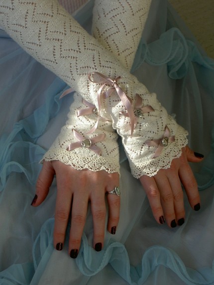 35 Elegant Design Of Bridal Gloves And Tips On Wearing It In Your Wedding 21 Gauntlet-bridal_gloves1