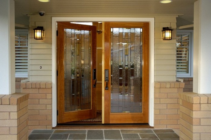 Innovative-Entrance-Doors-Design-Frosted-Glass-Wall-Lights-915x608 23 Designs To Choose From When Deciding On A Front Door