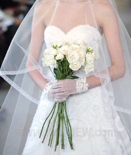 35 Elegant Design Of Bridal Gloves And Tips On Wearing It In Your Wedding 9 Oscar-de-la-Renta-Spring-2013-Wedding-Gloves-423x500