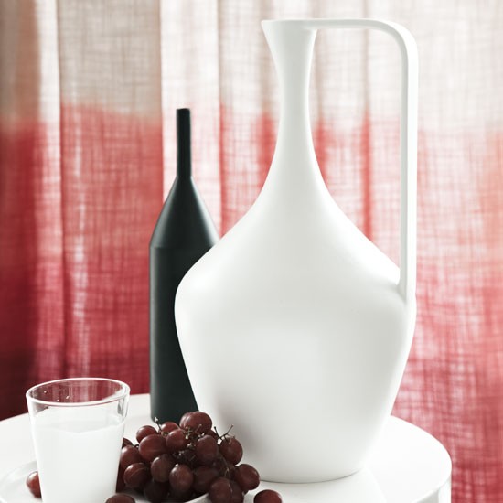 35 Designs Of Ceramic Vases For Your Home Decoration 26 Pink-and-white-dip-dyed-curtain-behind-ceramic-vases