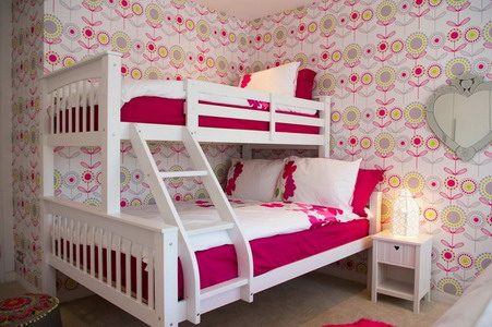 White-and-Pink-Corner-Bunk-Beds-Sets-with-Stairs-in-Small-Teenage-Bedroom-Design-Ideas