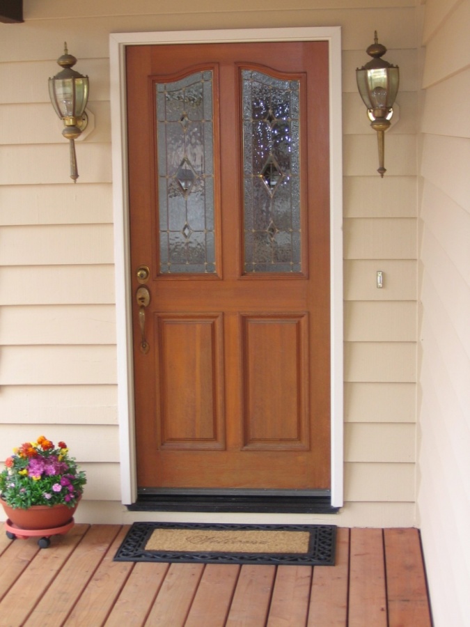 Wooden-Floor-Classic-Wall-Lamps-Cream-Wall-Front-Door-Designs-915x1220 23 Designs To Choose From When Deciding On A Front Door