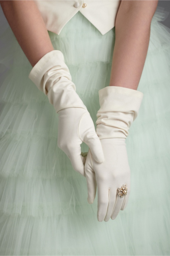 35 Elegant Design Of Bridal Gloves And Tips On Wearing It In Your Wedding 28 bridal-gloves-vintage-wedding-style.original