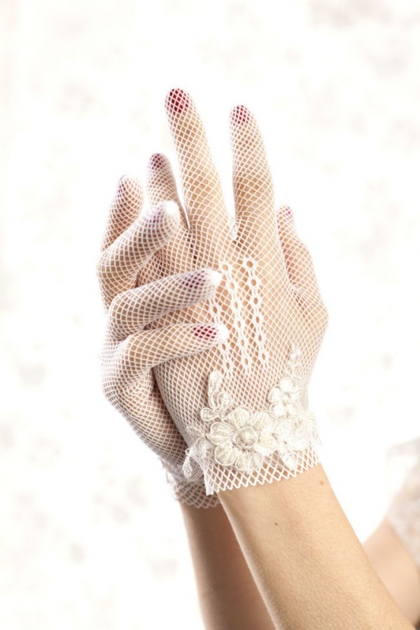 floral-embellished-bridal-gloves-vintage-wedding-style__full 35 Elegant Design Of Bridal Gloves And Tips On Wearing It In Your Wedding