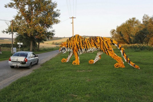 hello-wood-timber-tiger-2-537x357 24 Amazing Wooden Installations Art