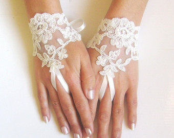 35 Elegant Design Of Bridal Gloves And Tips On Wearing It In Your Wedding 20 il_340x270.452446552_27gt