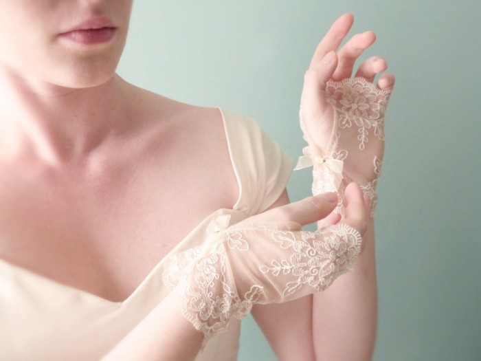 lace-wedding-gloves-ivory-1024x768 35 Elegant Design Of Bridal Gloves And Tips On Wearing It In Your Wedding