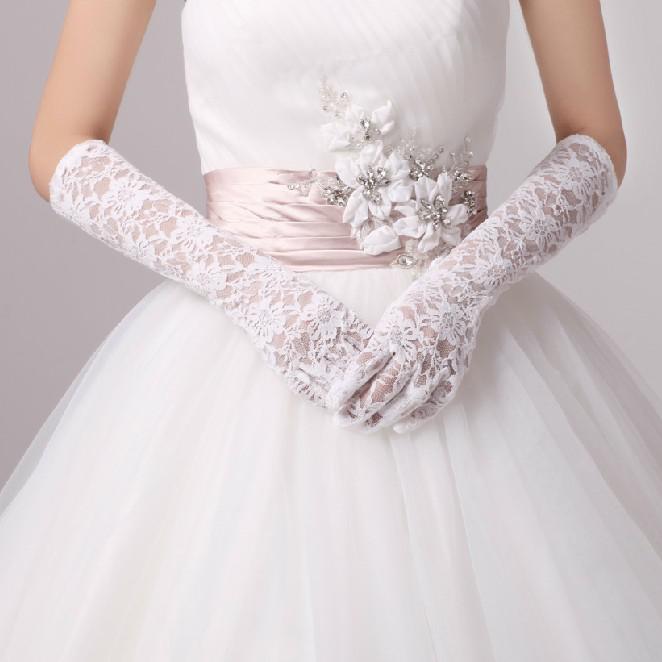long-white-lace-gloves-bridal-gloves-wedding 35 Elegant Design Of Bridal Gloves And Tips On Wearing It In Your Wedding