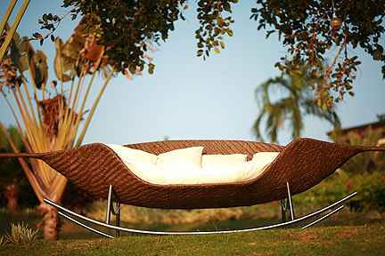 modern-bahçe-için-sallanılabilir-koltuk 32 Most Interesting Outdoor Furniture Designs