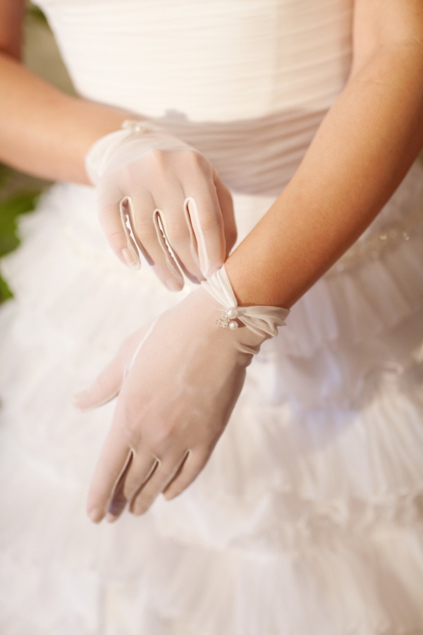pearl-decorated-white-wrist-length-bridal-gloves