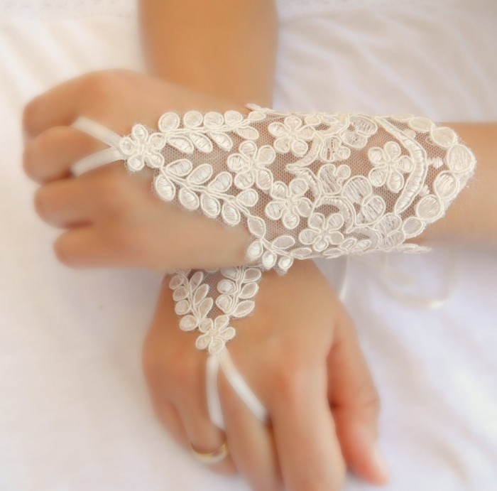 35 Elegant Design Of Bridal Gloves And Tips On Wearing It In Your Wedding 4 trendy-mods