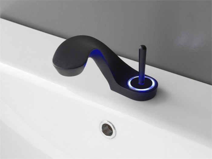 ultra-modern-faucet-with-water-temperature-Graff-3