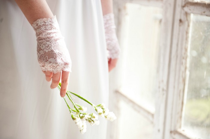35 Elegant Design Of Bridal Gloves And Tips On Wearing It In Your Wedding 5 wedding-gloves-2