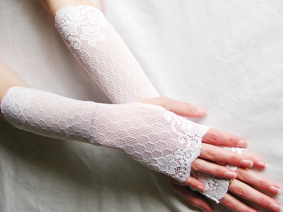35 Elegant Design Of Bridal Gloves And Tips On Wearing It In Your Wedding 2 wedding-so-pretty