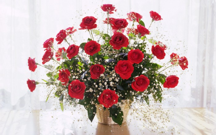 Bouquet-Of-Red-Roses-At-The-Window 10 Inexpensive and Fabulous Spring Gift Ideas
