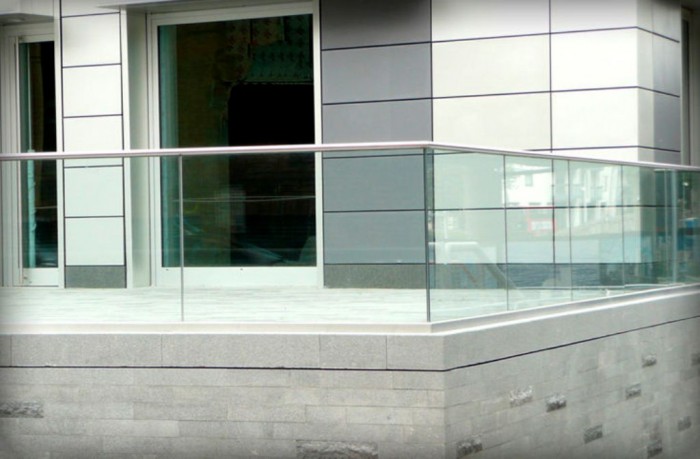Glass-Balcony-Railing-with-Handrail