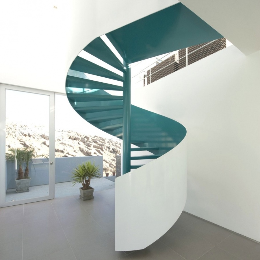 The-garndiose-staircase-in-the-middle-of-the-house Make Your Home Look Like a Palace