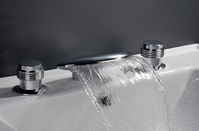 Waterfall-Bathtub-Faucet-Y-8017- 32 Creative Sink Faucets In Contemporary And Modern Designs