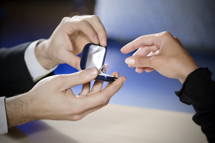 7 Tips to Read Your Man's Mind and Control Him 10 bigstock_Marriage_Proposal_4835340